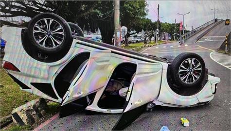 快新聞／22歲酒駕男「失控撞路邊」整輛車翻覆　遭警依公共危險罪逮捕