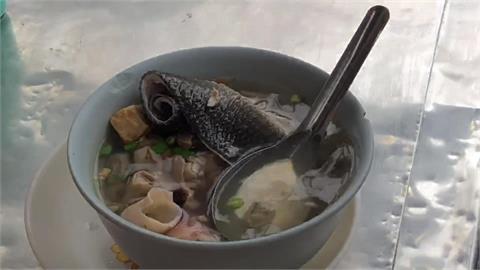 台南「兵仔市場」鹹粥CP值超高！　一碗只要90！有3片魚皮加小卷
