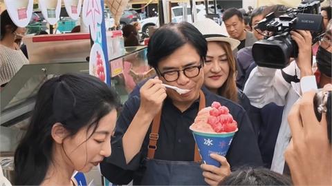 高雄大港閱冰！陳其邁率隊吃冰消暑　被拱挑戰榴槤冰「面有難色」