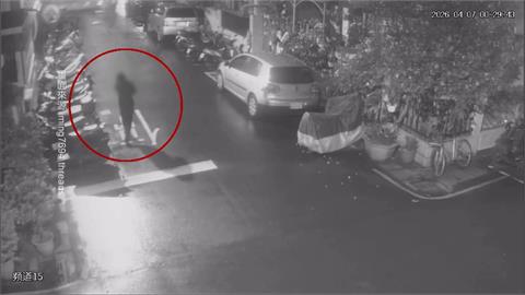 嚇! 女公園散步被"頭套男"尾隨 社區急貼公告示警