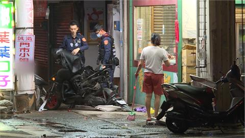 攔檢不停疑跑給警察追　轎車撞機車又肇逃
