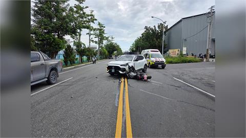 左轉小客車與重機猛烈相撞　騎士撞上擋風玻璃掛車頂疑骨折