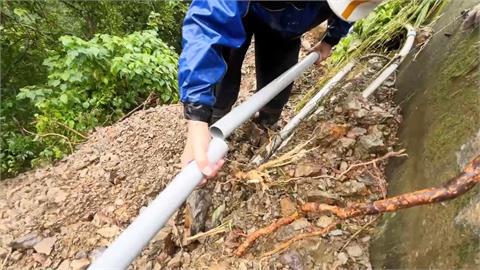豪雨沖毀水源管線　台南南化居民冒雨碎石邊坡接管