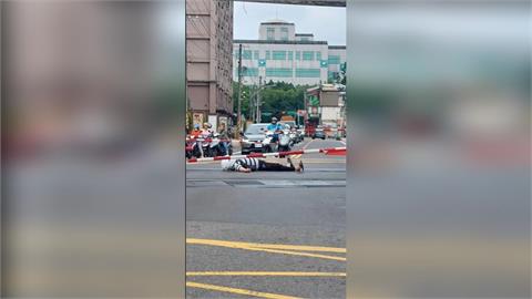 差一步粉身碎骨！男子「攤平」橫臥平交道　靠熱心群眾「關鍵一按」跑贏死神