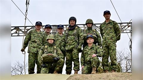 小泉進次郎親身體驗跳傘訓練　直呼「自衛隊真的很厲害」