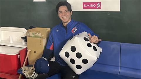 12強賽(影)／台美大戰將登場！台灣隊註定「骰到6」　球迷、職員送好運加持