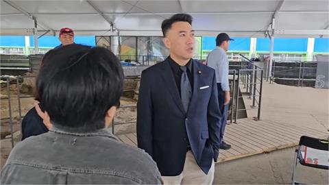 車站淋雨「舉牌大哥」0撐傘竟是林沛祥！「險遭機車擦肩」網傻：基隆人買單嗎？