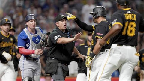 MLB(影)／哪招？被保送竟「霸氣甩棒」！捕手不爽爆「板凳清空」大場面