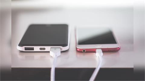 手機電量狂噴超焦慮？日本實測5個「隱藏設定」 網驚：螢幕向下超省電！