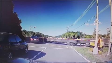 陽光太刺眼沒注意柵欄下放？　轎車直撞森鐵工程車