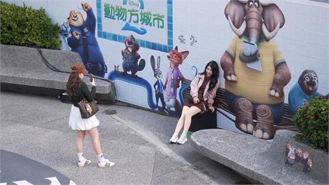 P不掉 動物方城市遭毒手! 北捷中山站電影拍照裝置藝術慘遭塗鴉