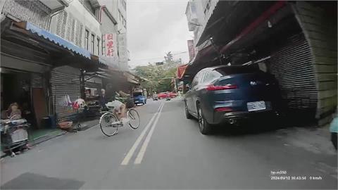 沒注意路況！腳踏車衝出巷弄　狂罵不雅字眼還作勢打人