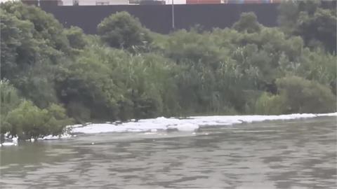 又被汙染！基隆河漂大量泡沫　八堵抽水站暫停抽水