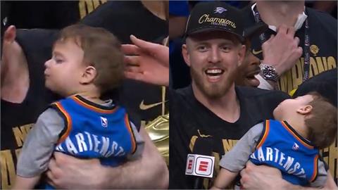 NBA(影)／爸爸奪冠竟「斷電」！雷霆中鋒攜子　萌翻「熟睡一幕」全場叫不醒