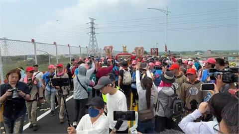 瘋大甲媽！雲林備15公尺炮仗迎駕　大甲高中加入遶境隊伍