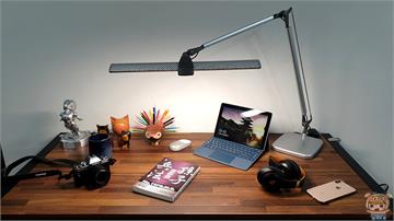 外型時尚 不眩光不刺眼讓閱讀更舒適的「喜萬年 SYLVANIA LED 克⼘勒1604雙臂護眼檯燈 新星版 開箱 評測 分享: facebook PLURK twitter  