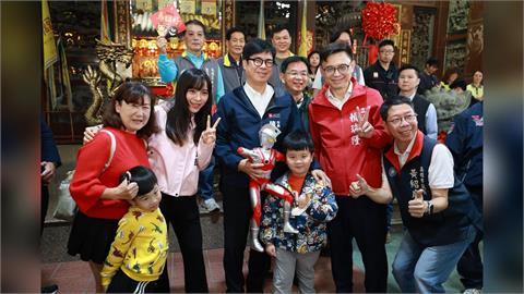快新聞／陳其邁走春行程起跑　小朋友拿超人力霸王公仔合照