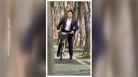 蔣萬安穿西裝騎UBike學馬、柯？　議員：不要再擺拍