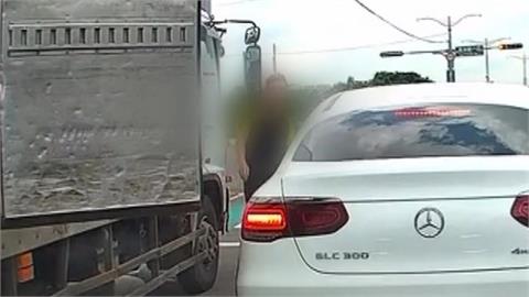 粗心! 物流車"門未關妥"橫掃無辜車 最高開罰1萬8