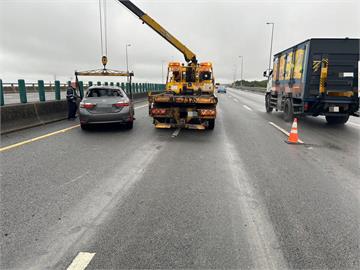 國3沙鹿段貨車翻覆漏油釀追撞　自小客天雨衝護欄