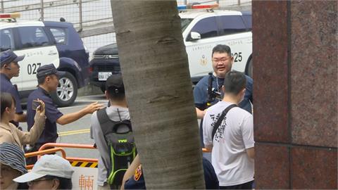 快新聞／柯文哲遭當場逮捕！　四叉貓北檢外開直播酸：我現在可以喊全黨挺貪腐嗎？