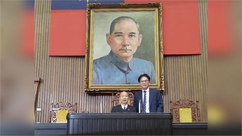 快新聞／清空辦公室畢業囉！黃國昌合影韓國瑜比讚　轉戰新北稱「新旅程將開啟」