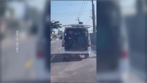 診所箱型車載2輪椅族"沒關後車門" 上路行駛險象環生