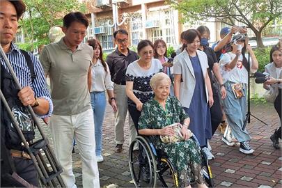 快新聞／柯媽何瑞英一早坐輪椅投票　黃國昌、高虹安陪同