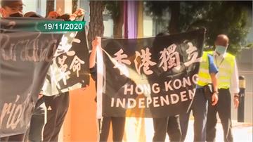 香港中文大學三天畢業典禮 校園百人遊行為反送中默哀 警方逮捕8人