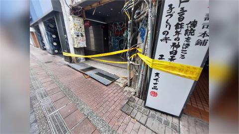 快新聞／「差0.1秒被砸中」！西門町騎樓天花板掉落　民眾餘悸猶存