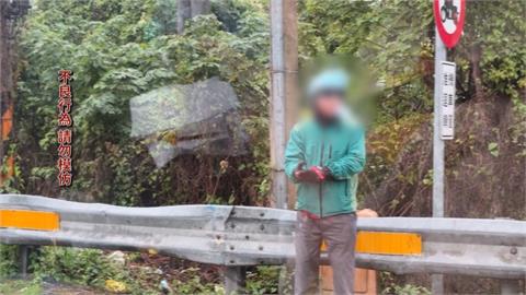 南投竹山路中央停車等紅燈　騎士人咧？跑去路邊做這事