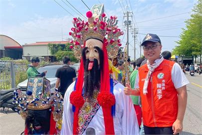快新聞／誰有道理？女子車禍肇事「疑找議員關說施壓警察」　網紅Cheap大戰陳皇宇