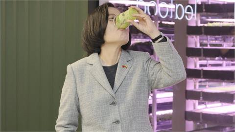 蔡英文訪立陶宛！單手插口袋「一口乾」綠拿鐵照曝光　6萬人讚：有夠帥氣