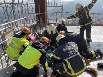 快新聞／新北工安意外！62歲工人拆高樓工地防護網　「41樓墜39樓」頭部重創身亡