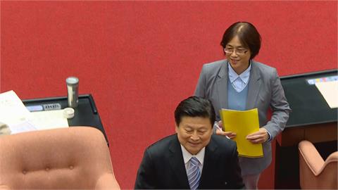 傅崐萁突對沈伯洋喊「你就是間諜！間諜！間諜！」　網傻眼：自我介紹？