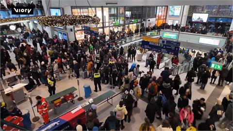 暴雪侵襲德國！多數航班、列車取消　大批旅客滯留塞爆慕尼黑機場