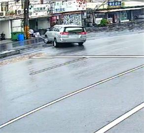 4個月被撞7次！行人庇護島需要庇護　公路局派反光桿重兵包圍