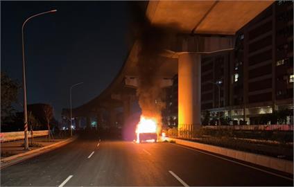 快新聞／桃園八德新闢道路火燒車事故！車內男子已成焦屍　燃燒畫面曝光