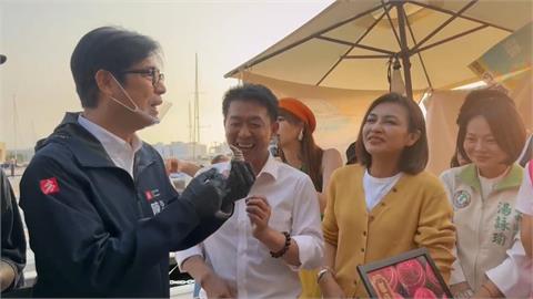 陳其邁出席青創市集活動 「特製馬卡龍」贈許智傑笑到流淚