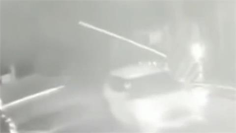 台鐵新埔副站長開車闖平交道　高舉雙手擋火車畫面曝