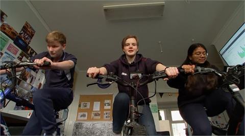 自己的甜甜圈自己炸 澳洲學生騎腳踏車運動兼發電