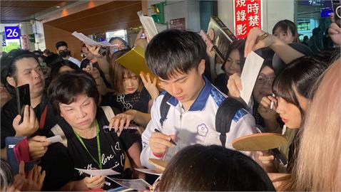 陳思羽.林昀儒返抵國門 人氣超高粉絲熱情接機