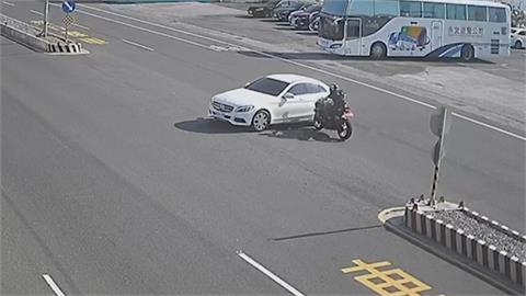 驚悚！汽車橫越車道　重機高速撞上「插進」後座