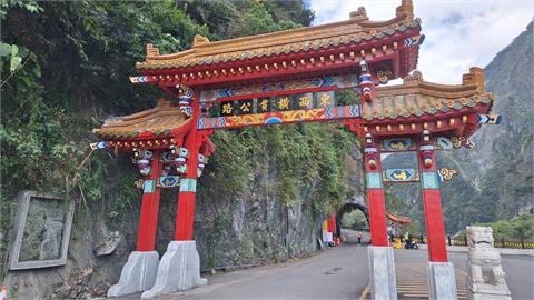 別再破壞！太魯閣「中橫牌樓」兩度遭撞毀　修復完成風華再現