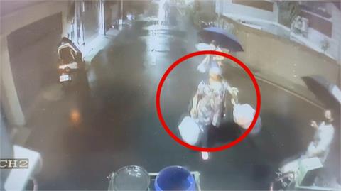 塑膠袋裝小孩書包防雨「被當垃圾丟」　媽媽一路狂追垃圾車