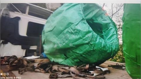 快新聞/「貨」從天降!國1聯結車掉落鐵線圈 轎車慘遭砸中