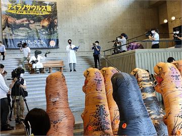 太有趣！日本恐龍展「暴龍後代」現身見祖先　吼叫致敬笑翻網友