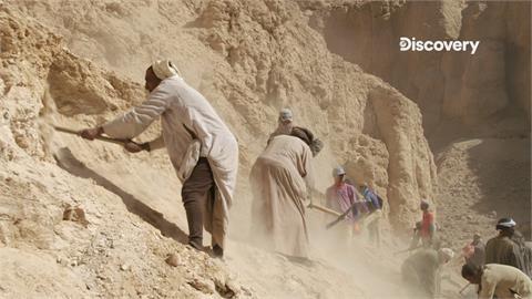 埃及百年最大考古發掘計畫！團隊挖出罕見「白銀戒指」　竟是傳奇王后陪葬物