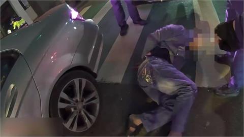 栽了！桃園駕駛闖黃燈又拒檢　警破窗制伏查獲大量毒品送辦