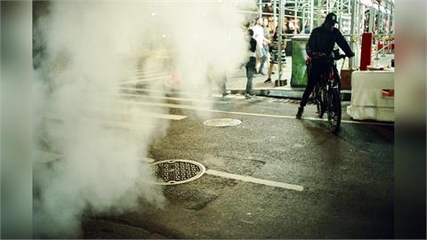 美男跌落「148°C下水道」遭燙死！友人目睹全程⋯撈起時「內臟已熟透」